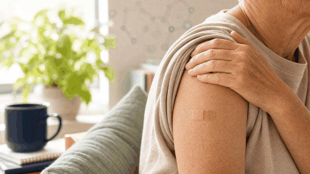 Bovenarm met een pleister na vaccinatie